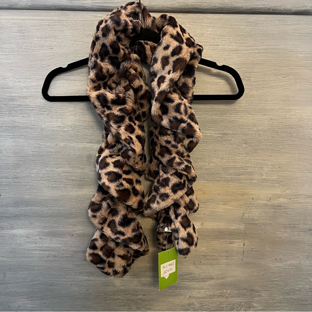 IYQ Faux Fur Leopard Print Scarf‎ New with Tag